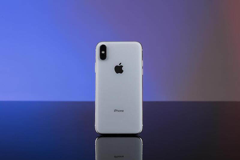 iPhone X ra mắt năm nào? Có còn đáng mua không?
