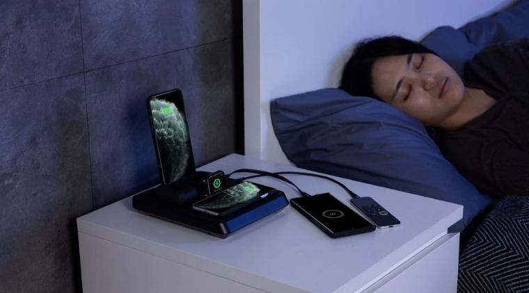 sạc điện thoại bằng sạc dự phòng qua đêm