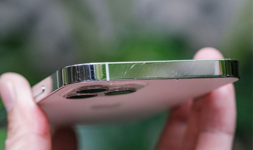 Quan sát kỹ ngoại hình và các chi tiết lắp ráp - cách kiểm tra iphone đã thay linh kiện chưa