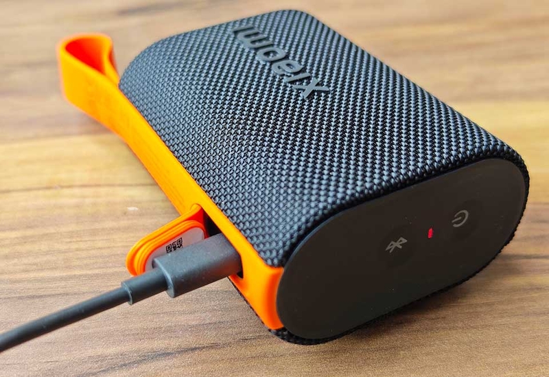 Theo dõi đèn báo sạc trên loa